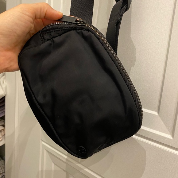Lululemon Everywhere belt bag 1L - Picture 1 of 5